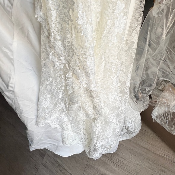 Ivory Wedding Dress Never Worn Perfect condition Size 0 Petite Lace & Train OTNW - Picture 7 of 12